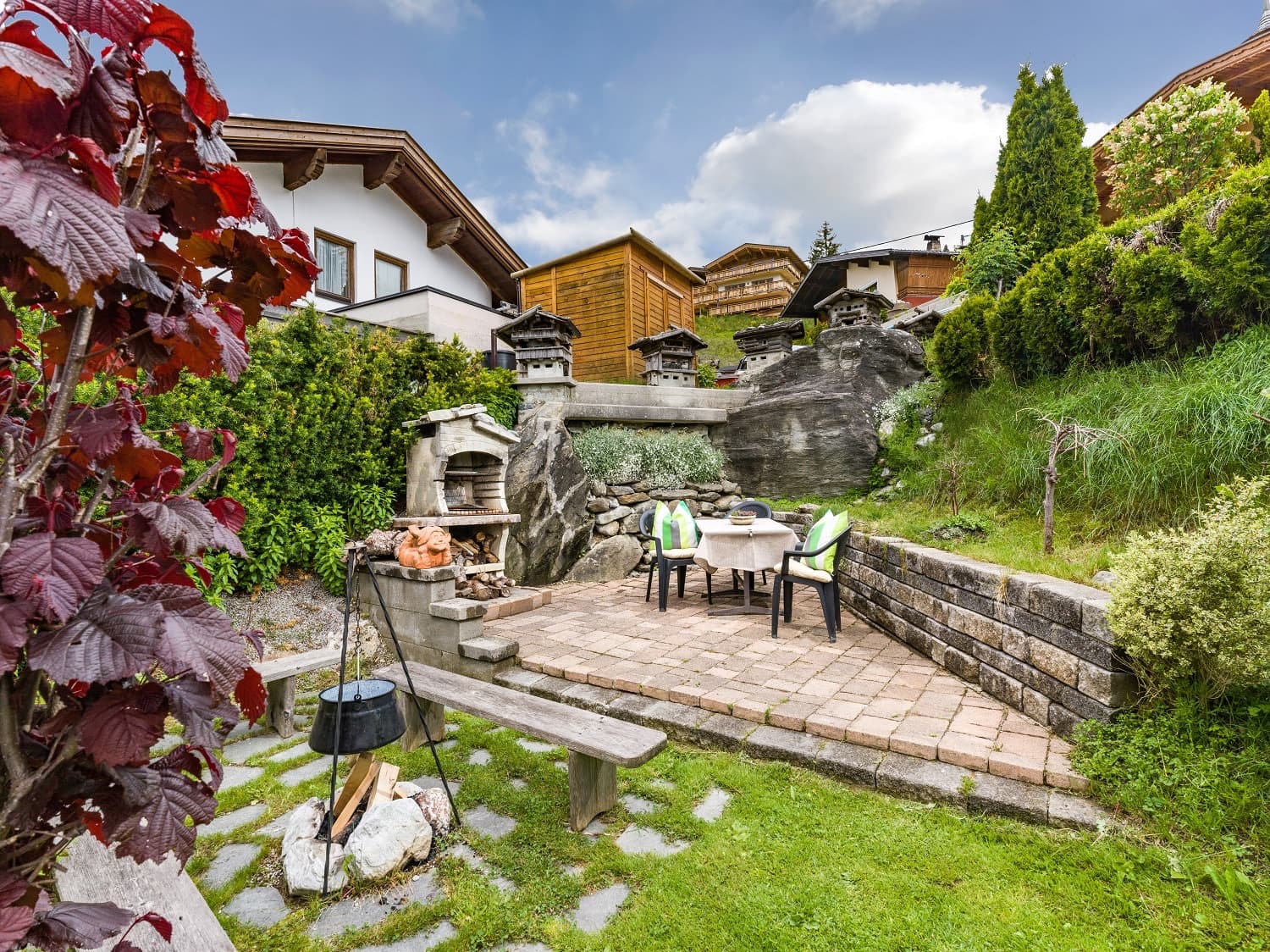 Grillplatz mit gemauertem Grill und Sitzplatz im Garten