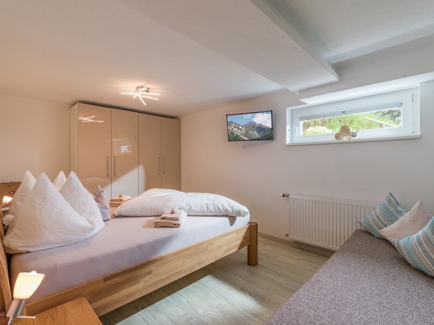 Zweites Schlafzimmer mit Doppelbett, Kleiderschrank und Schlafsofa