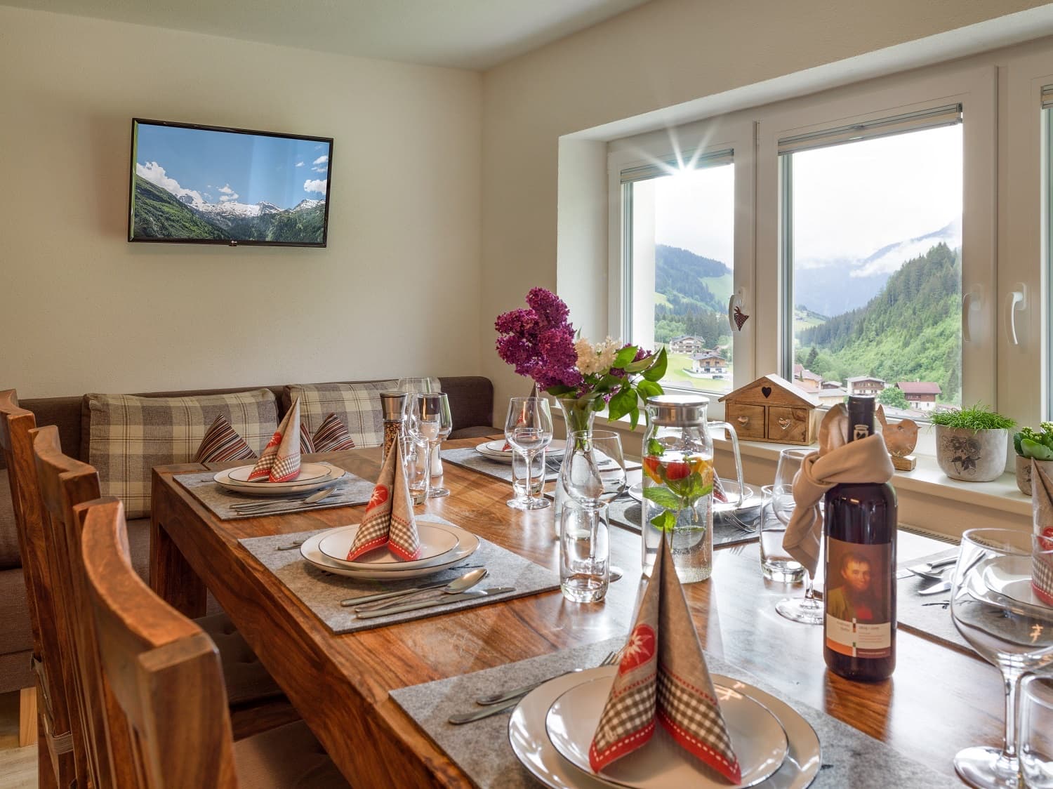 Gedeckter Esstisch mit Eckbank und Bergblick