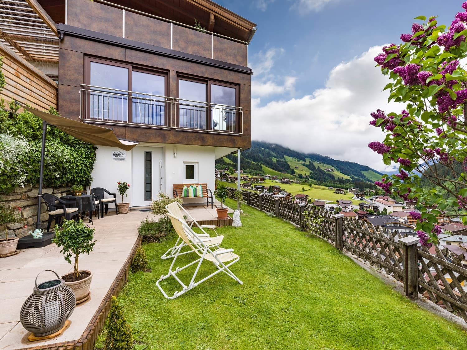 Terrasse mit Liegewiese und Bergblick