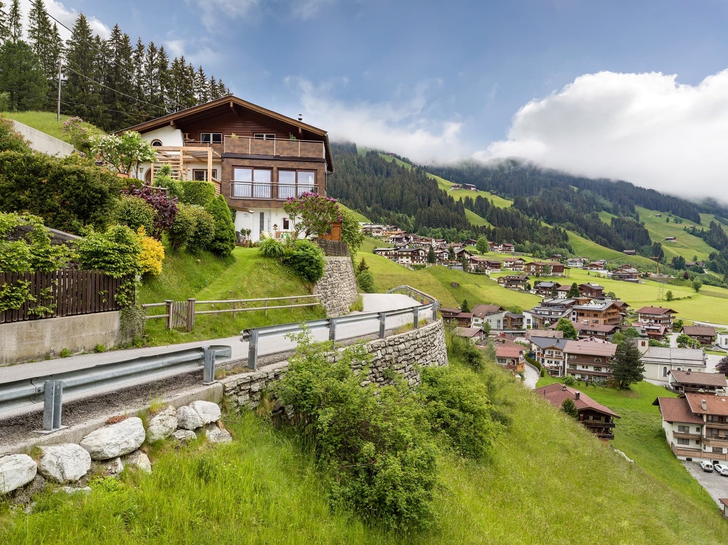 Das Berghäusl am Hang über Vorderlanersbach im Tuxertal